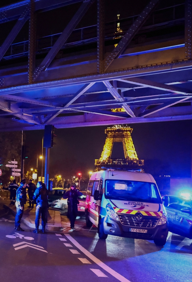 프랑스 경찰이 2일(현지시간) 무차별 공격 사건이 발생한 파리 에펠탑 인근 비르하켐 다리를 통제하고 있다. 파리 로이터 연합뉴스