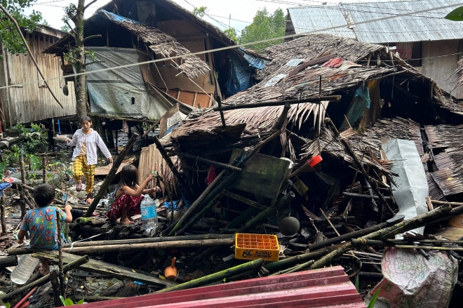 3일(현지시간) 필리핀 민다나오섬 수리가오에서 지진으로 파괴된 집. 2023.12.3 AFP 연합뉴스