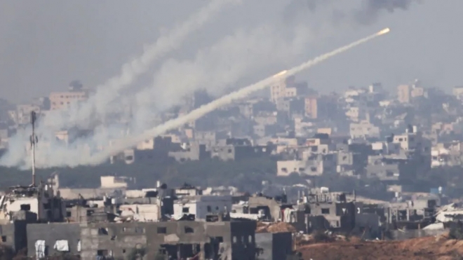 가자지구에서 이스라엘을 향해 발사되는 로켓들. AFP 자료사진