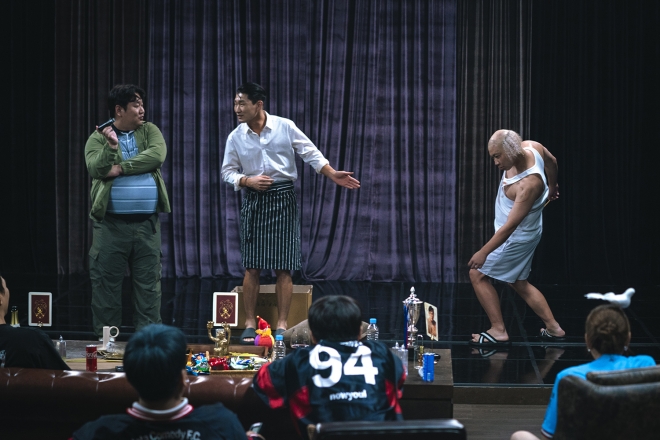 넷플릭스 ‘코미디 로얄’에 출연한 나선욱(왼쪽)과 신규진(가운데), 이상준이 즉석에서 짠 콩트를 펼치고 있다. 넷플릭스 제공