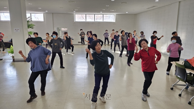 1일 경북 구미 새마을운동테마공원 부속동에서 열린 ‘어르신 체육활동’ 참가자들이 노래에 맞춰 생활체조를 하고 있는 모습.