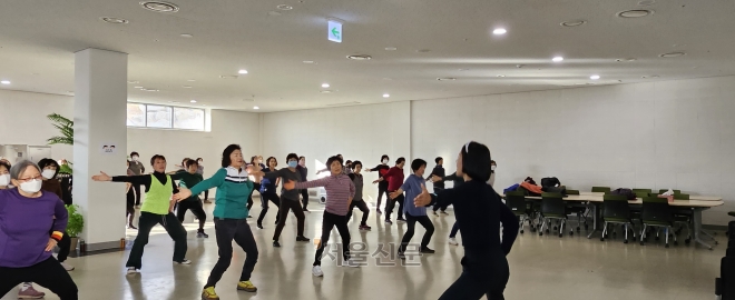 ‘어르신 체육활동’ 참가자들이 리듬에 맞춰 강사인 김인혜(오른쪽) 지도자의 동작을 따라하고 있다.