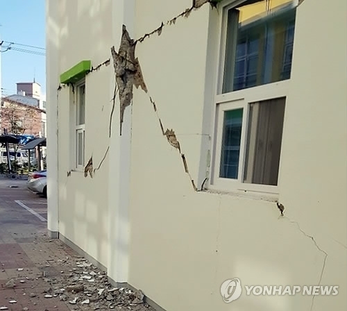 2017년 11월 15일 발생한 지진으로 경북 포항 한 초등학교 건물 기둥과 벽 일부가 금이 가거나 부서져 있다. 연합뉴스