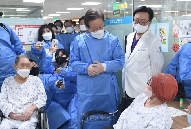 이재명 더불어민주당 대표가 28일 오후 서울 구로구 오류동 더세인트요양병원에서 열린 간병비 급여화 정책 현장간담회에 앞서 요양병원 환자들과 인사를 나누고 있다. 2023.11.28 국회사진기자단