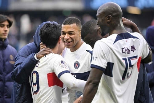 3일(현지시각) 프랑스 르아브르의 스타 드 오세안에서 열린 14라운드 방문 경기에서 파리 생제르맹의 킬리안 음바페가 경기가 끝난 뒤 이강인과 포옹하고 있다. 파리 AFP=연합뉴스