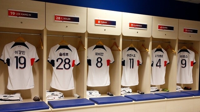 3일(현지시각) 프랑스 르아브르의 스타 드 오세안에서 열린 14라운드 방문 경기를 앞두고 파리생제르맹(PSG) 라커룸에 한글로 표시된 선수들의 유니폼이 걸려있다. PSG ‘X’(옛 트위터) 캡처.