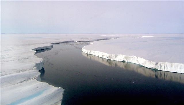 남극대륙 중 가증 큰 빙붕 중 하나인 라르센 빙붕이 지구 온난화로 커다란 균열이 생긴 모습. 미국 국립빙설자료센터(NSIDC) 제공