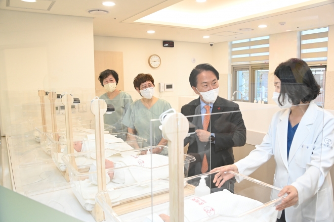 이성헌 서울 서대문구청장이 지난달 30일 개원을 하루 앞둔 공공산후조리원 ‘품애가득’을 찾아 시설을 돌아보며 설명을 듣고 있다. 서대문구 제공