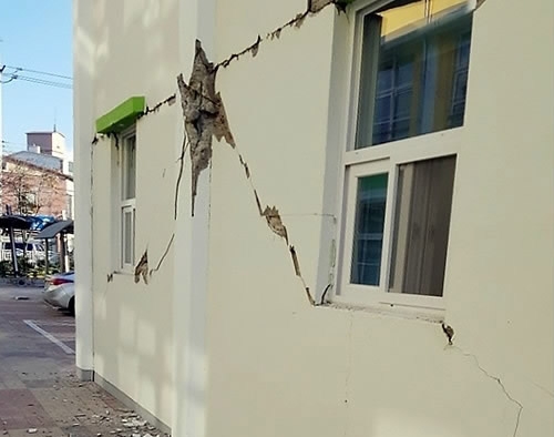 2017년 11월 15일 발생한 지진으로 경북 포항 한 초등학교 건물 기둥과 벽 일부가 금이 가거나 부서져 있다. 포항 연합뉴스