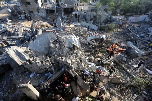팔레스타인 가자지구 남부 라파 주민들이 4일(현지시간) 이스라엘군 공습에 파괴된 건물 잔해에서 생존자 수색에 열중하고 있다. 이날까지 누적 사망자는 1만 5899명으로 불어났다고 가자지구 보건부가 밝혔다. 라파 신화 연합뉴스