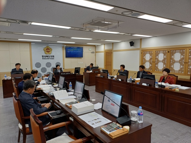 지난달 30일 예산안 심사를 하고 있는 경북도의회 행정보건복지위원회(위원장 최태림). 경북도의회 제공