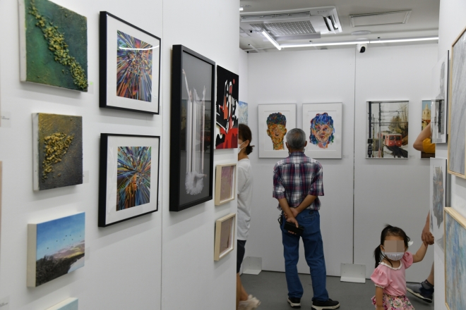 지난해 서울 노원구가 진행한 ‘노원 청년 아트페어’를 찾은 주민들이 작품을 감상하고 있다.  노원구 제공