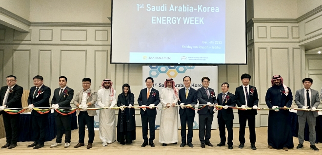 김영록 전라남도지사가 4일(현지 시간) 사우디아라비아 수도 리야드서 열린 ‘2023 KOR-KSA 에너지 위크’ 행사에 참석, 내·외빈 및 기업 관계자들과 개막 테이프커팅을 하고 있다.