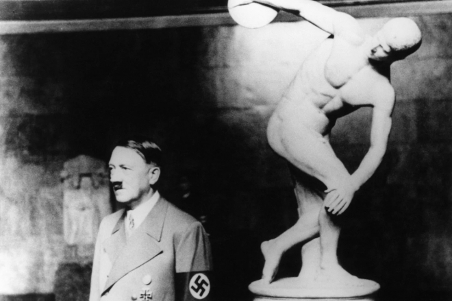 아돌프 히틀러가 1938년 독일 뮌헨에서 고대 로마 조각 ‘원반 던지는 사람’ 앞에서 포즈를 취하고 있다. ALAMY STOCK