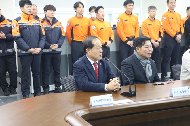 ‘용산소방서 119상황실 영상(CCTV)관제 시스템 구축 및 여성 소방관 전용 체력단련실 개관식’에 참석한 김용호 의원이 격려사를 하고 있다.