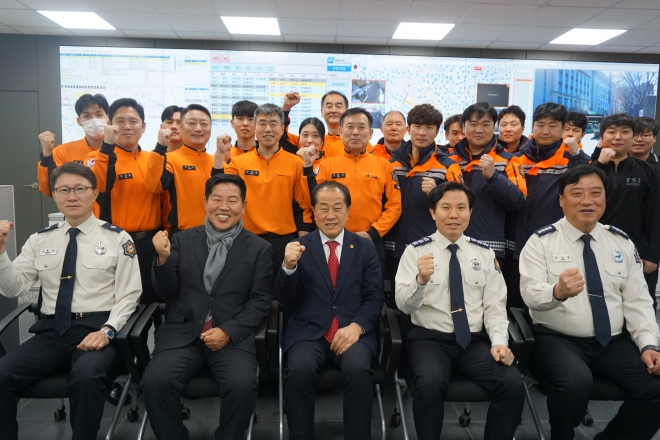 ‘용산소방서 119상황실 영상(CCTV)관제 시스템 구축 및 여성 소방관 전용 체력단련실 개관식’ 단체사진, 김용호 의원(첫째 줄 가운데)
