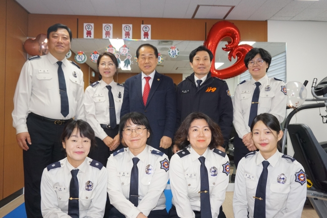 ‘용산소방서 119상황실 영상(CCTV)관제 시스템 구축 및 여성소방관 전용 체력단련실 개관식’단체사진, 김용호 의원(둘째 줄 가운데)