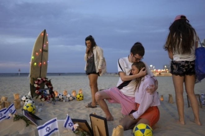 지난 달 11일(현지시간) 이스라엘 시민들이 하마스 공격으로 희생된 음악축제 피해자들을 추모하고 있다. AP 연합뉴스