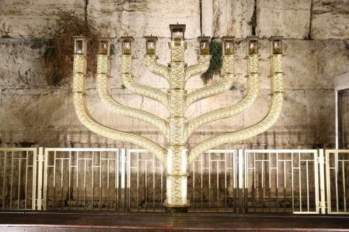이스라엘 예루살렘 통곡의 벽의 하누카 촛대. 이스라엘 관광청 제공.