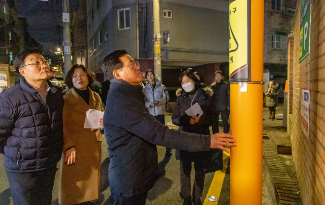 진교훈(왼쪽 세 번째) 서울 강서구청장이 지난 4일 화곡1동 생활안심 디자인마을 조성 현장을 찾아 비상벨 작동 상태를 점검하고 있다. 2023.12.5 강서구 제공
