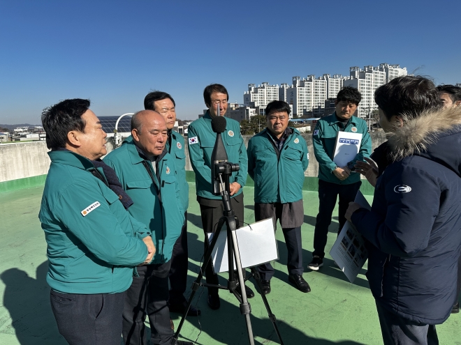 군 항공기 소음을 측정, 결과를 확인하고 실제 발생하는 소음정도를 직접 체험한 경북도의회 건설소방위원회(위원장 박승직). 경북도의회 제공