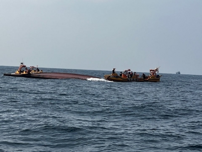 신안군 해상에서 중국어선 추정 선박 전복사고. 목포해양경찰서 제공