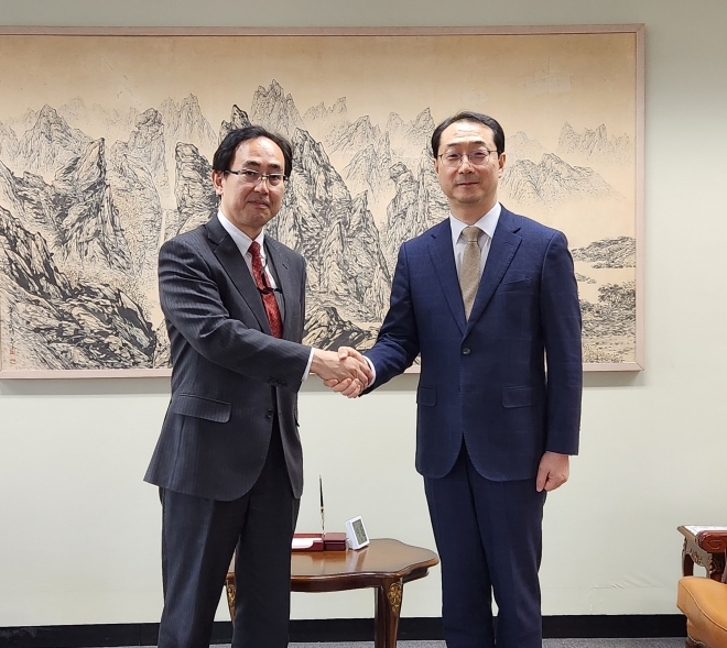 김건(오른쪽) 외교부 한반도평화교섭본부장과 나마즈 히로유키 일본 외무성 아시아대양주국장 겸 일본 측 북핵수석대표가 5일 오후 서울 외교부 청사에서 만나 악수하고 있다. 외교부 제공