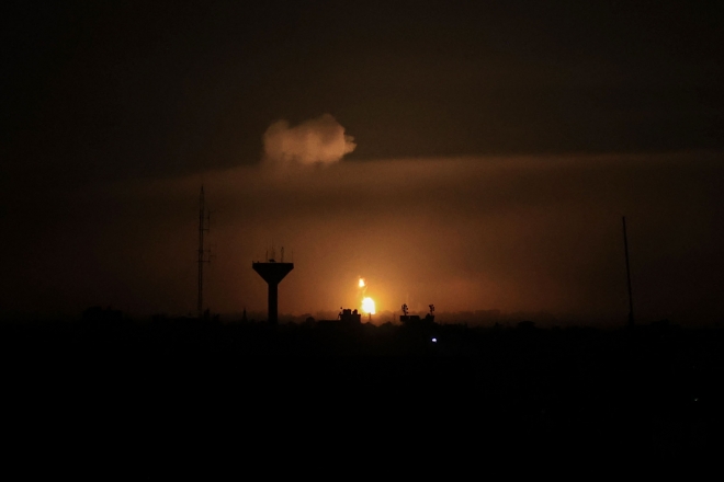 이스라엘군이 가자지구 남부 칸 유니스 인근 지역에 공습을 단행한 이후 불꽃이 치솟고 있다. AFP 연합뉴스 자료사진