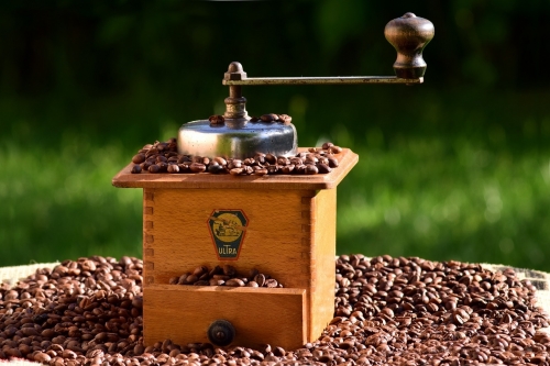 지구과학자, 화학자, 물리학자로 구성된 연구팀은 커피를 맛있게 추출하기 위해서는 갈기 전에 물을 살짝 첨가하는 것이 좋다는 연구 결과를 내놨다.  픽사베이 제공
