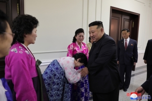 직접 고른 통큰 선물도…소년+어머니 각별히 챙기는 김정은