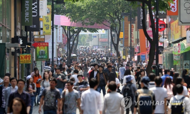 거리의 시민들. 연합뉴스