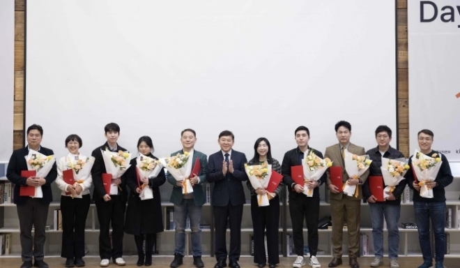 윤상흠(왼쪽 여섯 번째) 한국디자인진흥원 원장이  6일 서울 명동 커뮤니티 하우스 마실에서 열린  ‘2023 소셜디자인데이’ 행사에서 사례발표자들과 기념사진을 찍고 있다. 한국디자인진흥원 제공