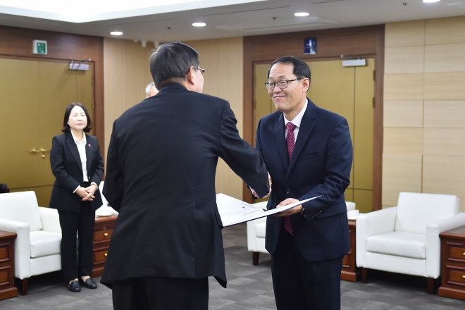 박형준 부산시장이 이준승 신임 행정부시장에게 임명장을 수여하고 있다. 부산시 제공