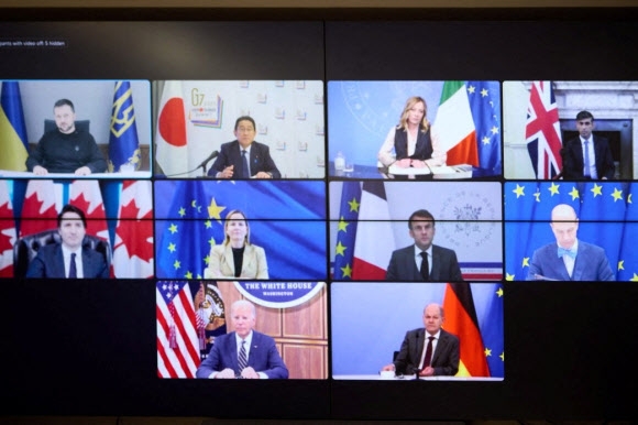 주요 7개국(G7) 정상들과 볼로디미르 젤렌스키 우크라이나 대통령이 6일(현지시간) 화상 정상회의를 갖고 있다. 로이터 연합뉴스