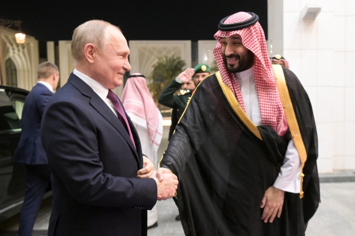 6일(현지시간) 사우디아라비아를 방문한 블라디미르 푸틴 러시아 대통령이 무함마드 빈 살만 사우디 왕세자와 회담 중 악수하고 있다. 2023.12.6 TASS 연합뉴스
