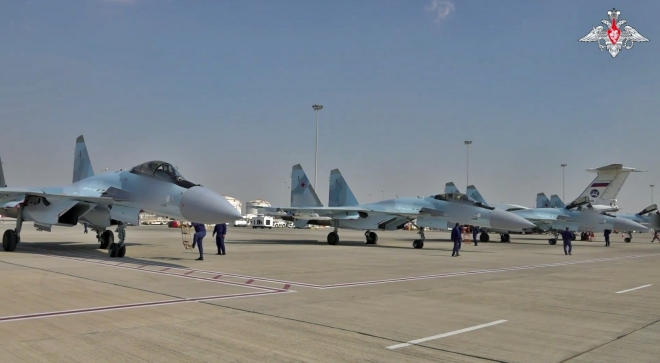 6일(현지시간) 러시아 항공우주군 Su-35 전투기가 아부다비국제공항에 착륙해 있다. 러시아 국방부는 이날 아랍에미리트(UAE) 아부다비를 방문한 블라디미르 푸틴 러시아 대통령의 전용기를 전투기 5대가 호위했다고 밝혔다. 2023.12.6 러시아 국방부