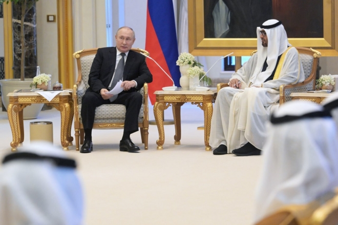 6일(현지시간) 아랍에미리트(UAE) 아부다비를 방문한 블라디미르 푸틴 러시아 대통령이 셰이크 무함마드 빈 자예드 알 나흐얀 대통령과 회담하고 있다. 2023.12.6 크렘린궁