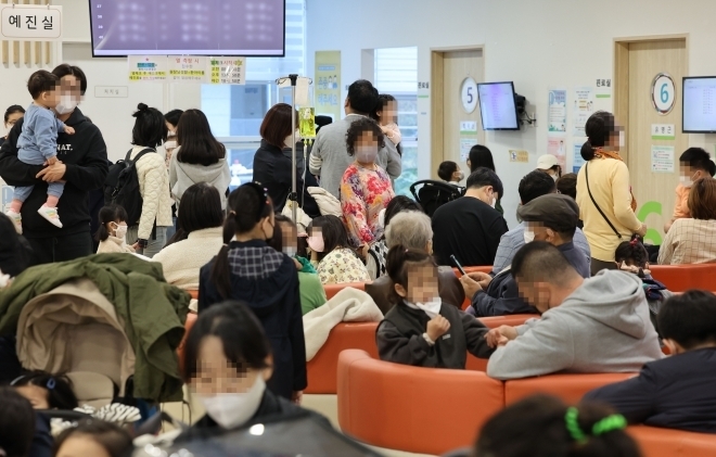 서울 성북구의 한 소아청소년과에서 어린 환자와 보호자들이 진료 차례를 기다리고 있다.  연합뉴스