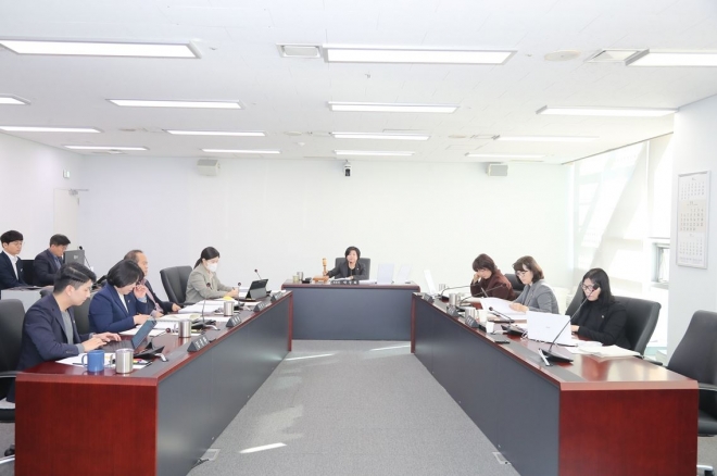 지난 4일부터 3일간 ‘2024년도 예산안’ 심사를 의결한 성남시의회 행정교육위원회(위원장 박경희). 성남시의회 제공