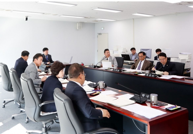 제289회 제2차 정례회 일정을 마무리한 성남시의회 경제환경위원회(위원장 고병용). 성남시의회 제공