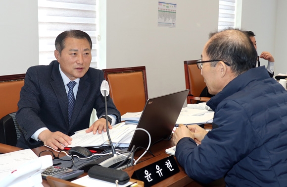 윤유현(왼쪽) 서울 서대문구의회 의원. 서대문구의회 제공