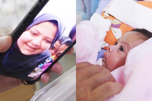 엄마 하난 베이유크가 지난 3일(현지시간) 동예루살렘 마카세드 병원에 있는 딸 나지와 얼굴이 휴대전화 화면에 떠오르자 엄마 미소를 짓고 있다. NBC 뉴스