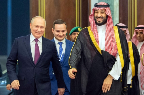 사우디아라비아를 찾은 블라디미르 푸틴 러시아 대통령(왼쪽)이 지난 6일(현지시간) 리야드에서 무함마드 빈 살만 사우디아라비아 왕세자의 영접을 받고 있다. 리야드 AFP 연합뉴스