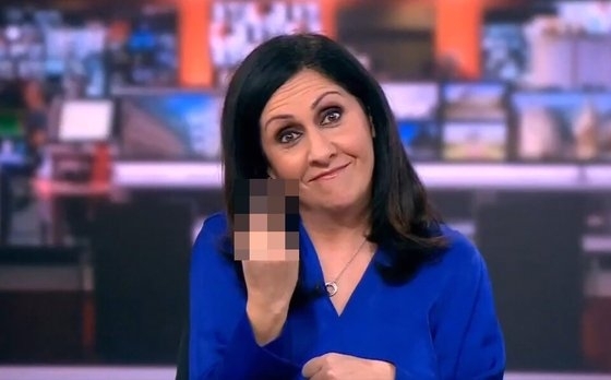 영국 공영방송 BBC 앵커가 생방송 중 손가락 욕설을 하는 장면이 포착됐다. BBC 캡처