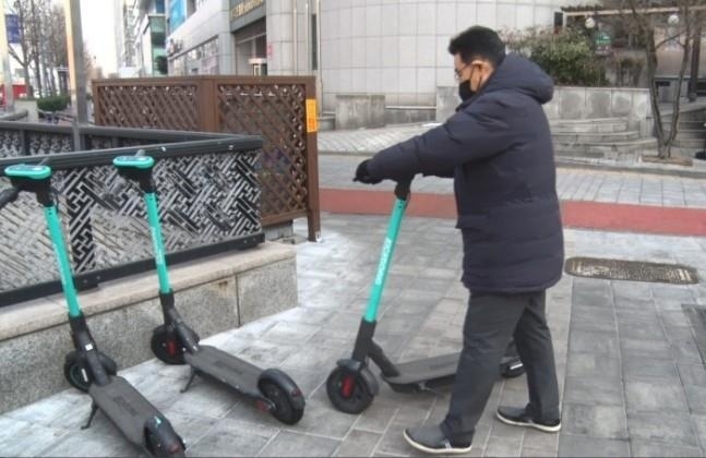 서울 송파구청 직원이 불법 주차된 전동킥보드를 옮기고 있다. 송파구 제공