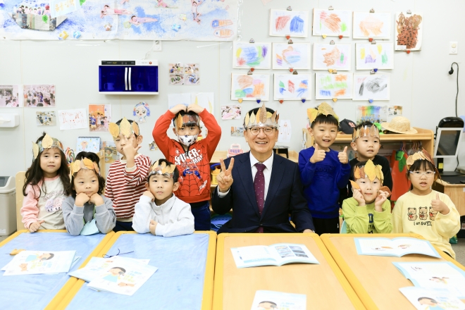 문 구청장이 지난달 2일 구일어린이집에서 교사, 학부모들과 소통간담회를 마치고 활동 수업에 참여하고 있다. 구로구 제공