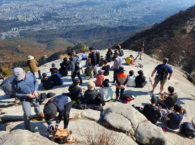 29일 서울 강북구 북한산 백운대에서 등산객들이 가을을 만끽하고 있다. 2023.10.29 연합뉴스