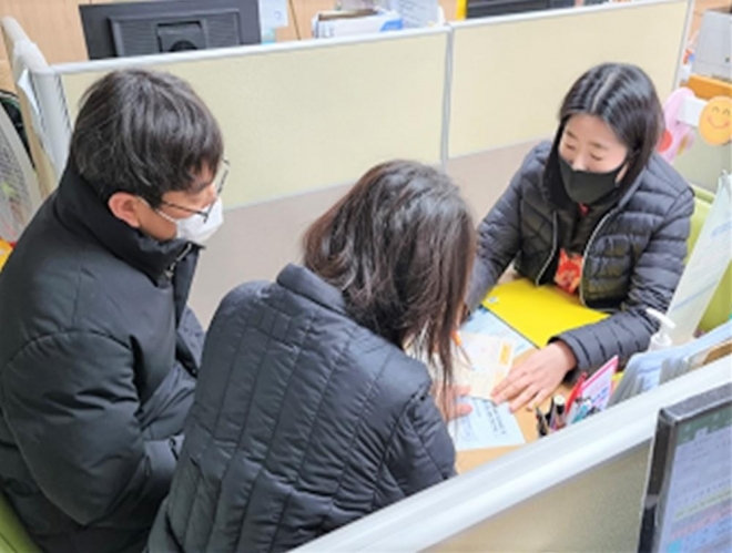서울 영등포구 관계자가 취약계층 임산부 등에게 건강 증진을 위한 상담을 진행하고 있다. 영등포구 제공