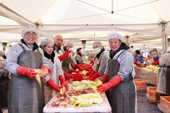지난 2일 ‘봉은사 자비의 김장나누기’행사에서 김장봉사에 참여한 김형재 의원(왼쪽에서 첫 번째)