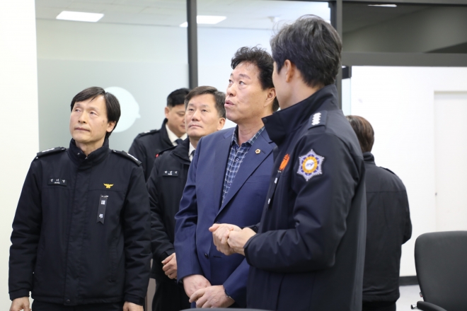 지난 7일 관악소방서 종합상황실에서 개최한 ‘2023년 성과공유 및 추진업무 보고회’에 참석한 송도호 위원장